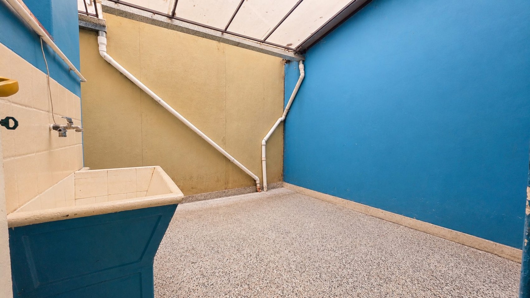 Monoambiente en planta baja con patio cerca de UADE
