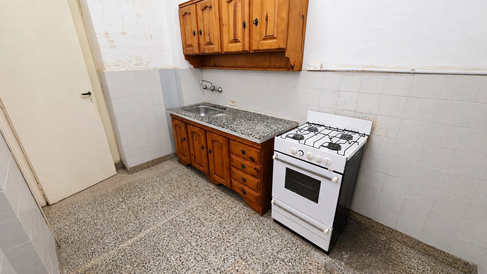 Monoambiente en planta baja con patio cerca de UADE