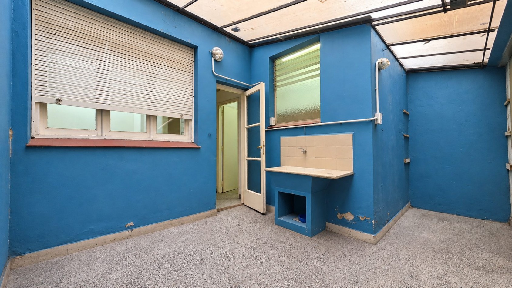 Monoambiente en planta baja con patio cerca de UADE