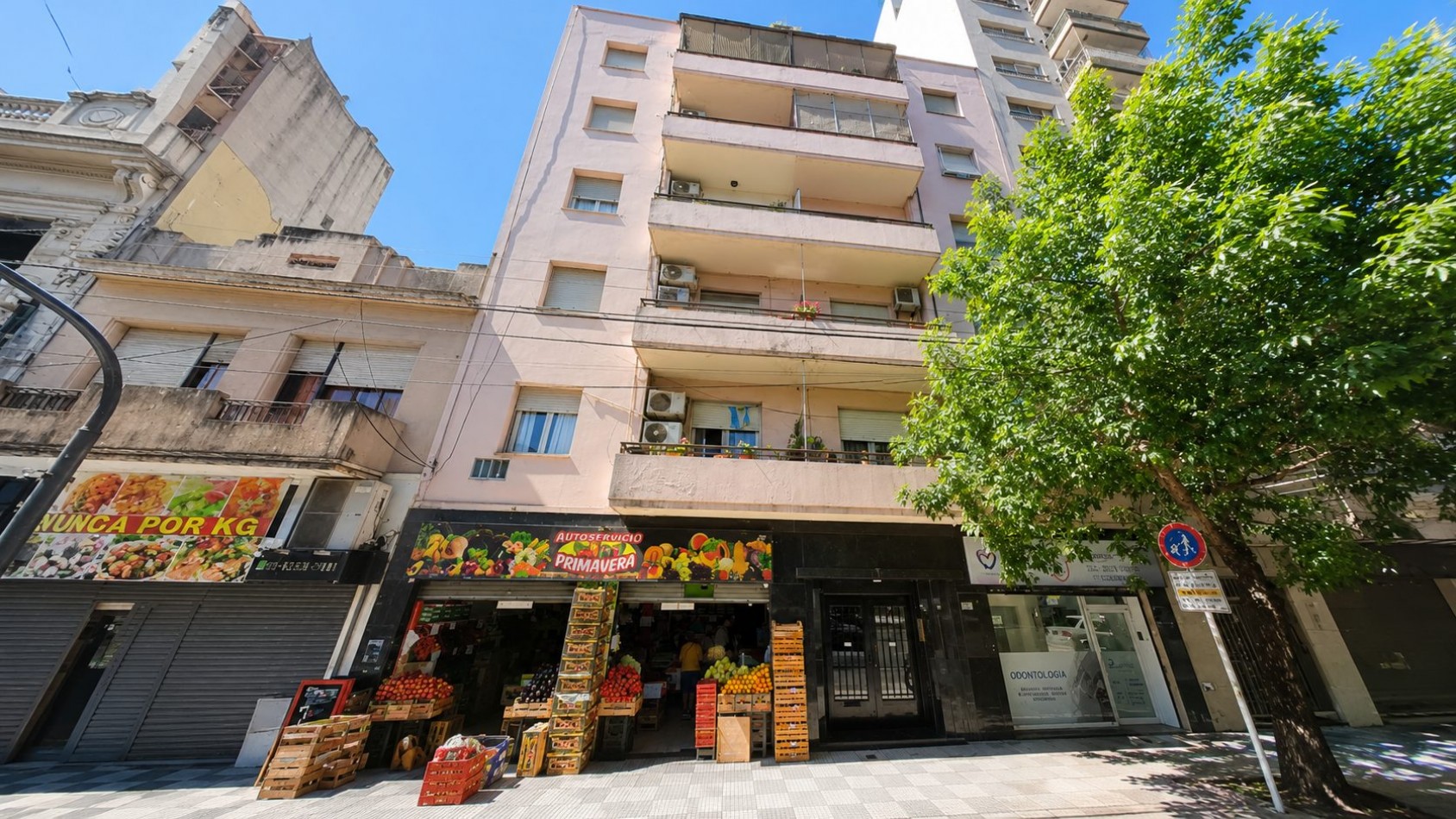 Monoambiente en planta baja con patio cerca de UADE
