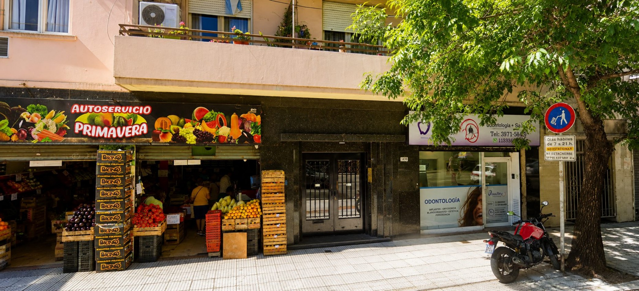 Monoambiente en planta baja con patio cerca de UADE