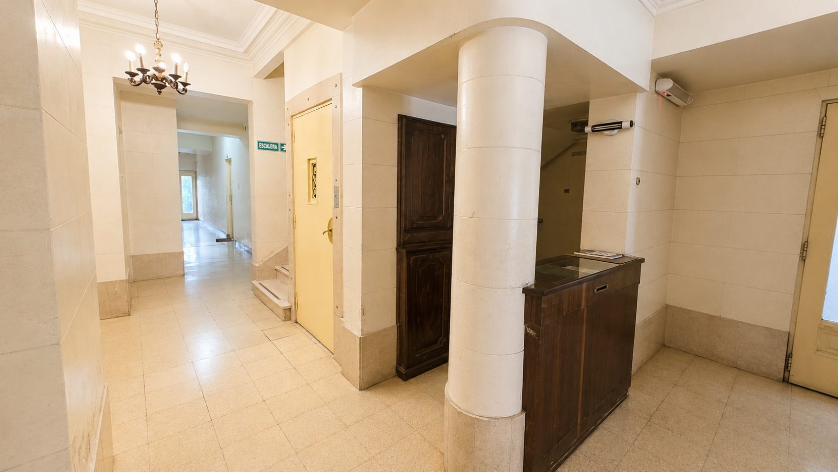 Monoambiente en planta baja con patio cerca de UADE