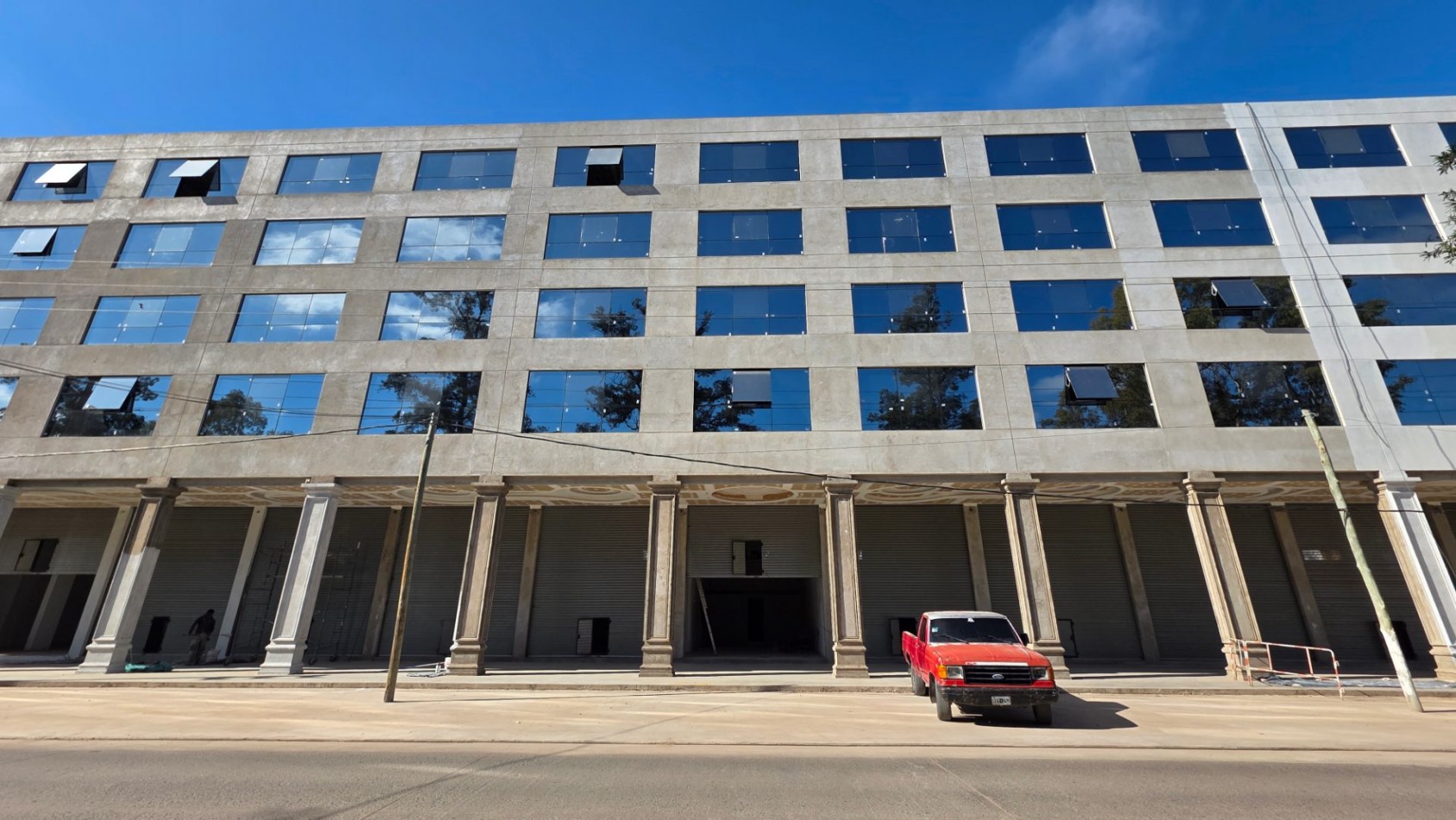LOCAL A ESTRENAR - DE 130m2 A METROS DE LAS TOSCAS