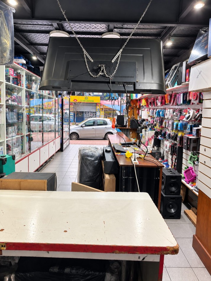 LOCAL COMERCIAL CON ENTREPISO - 64 M² - A 30 M DE AV. H. YRIGOYEN