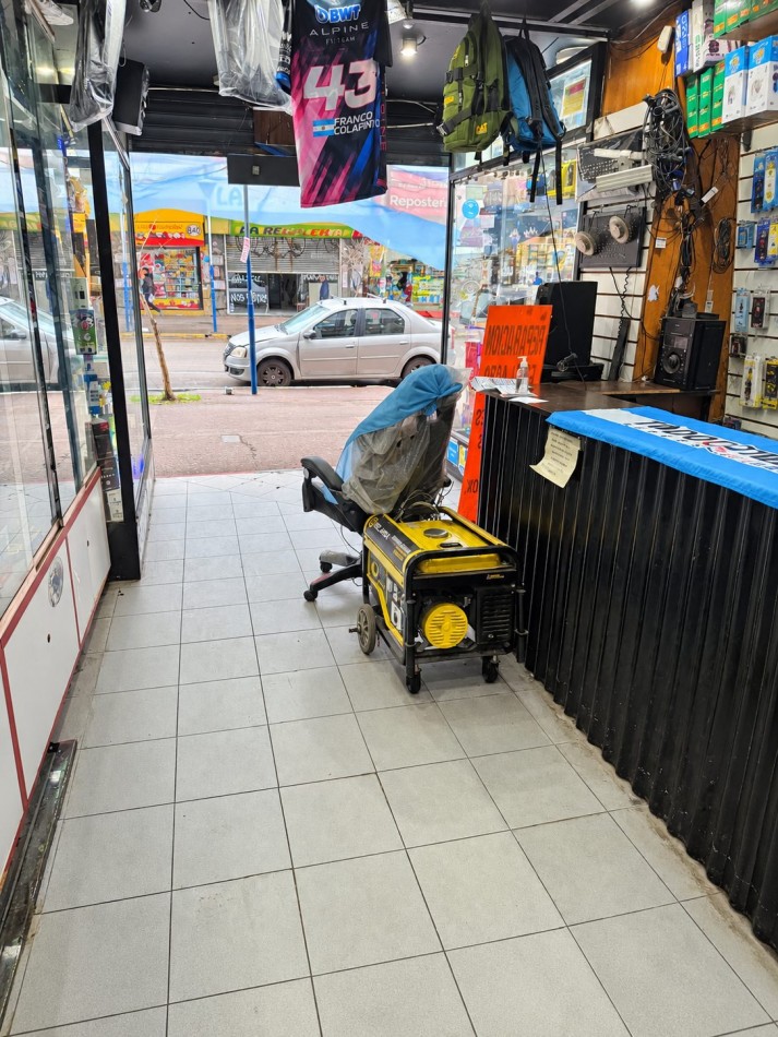 LOCAL COMERCIAL CON ENTREPISO - 64 M² - A 30 M DE AV. H. YRIGOYEN
