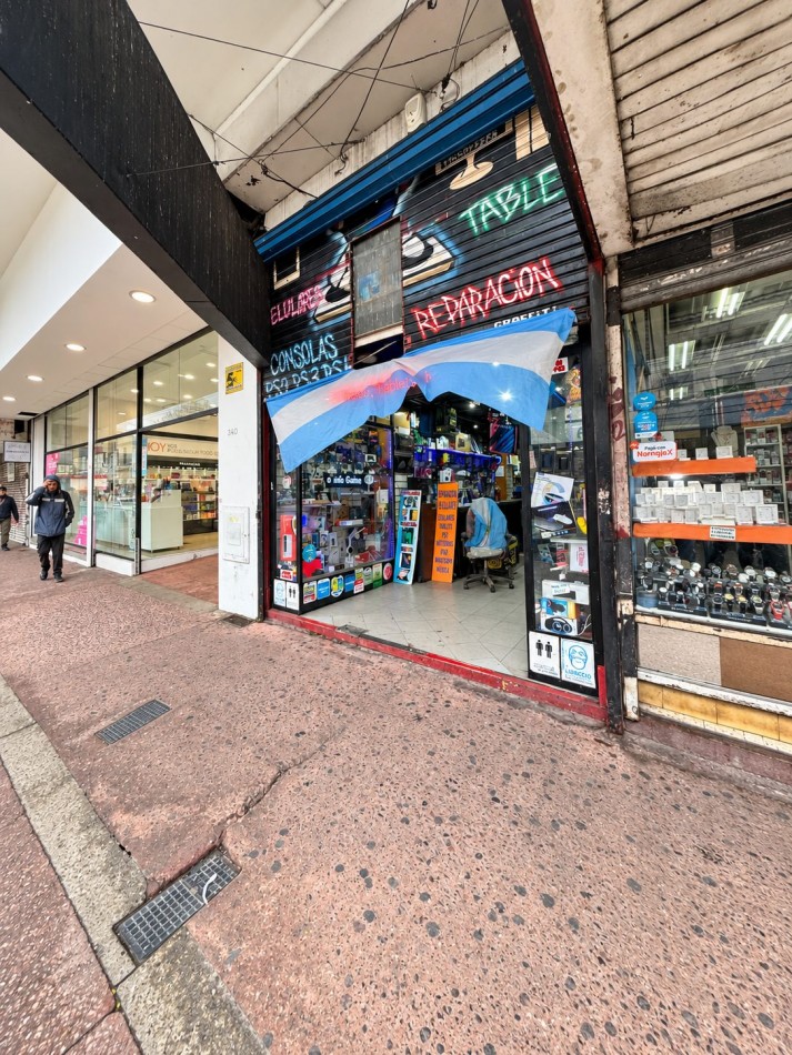 LOCAL COMERCIAL CON ENTREPISO - 64 M² - A 30 M DE AV. H. YRIGOYEN