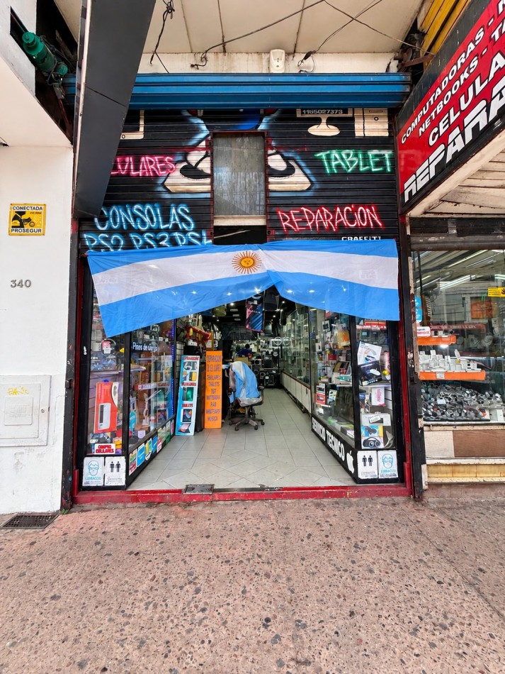 LOCAL COMERCIAL CON ENTREPISO - 64 M² - A 30 M DE AV. H. YRIGOYEN