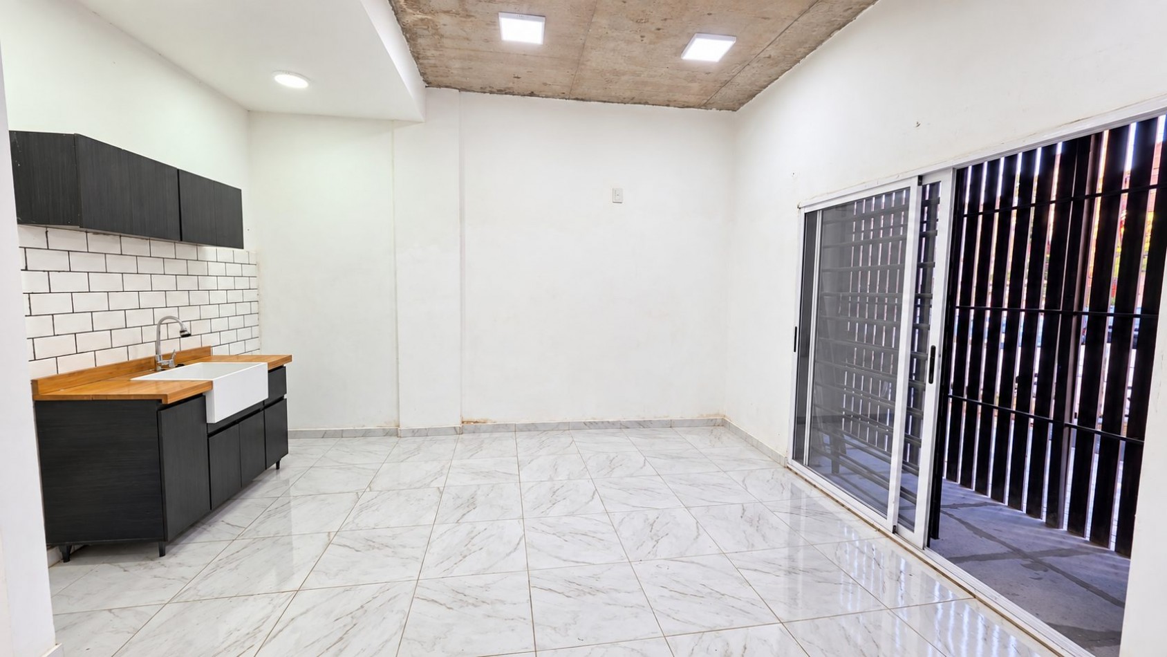 MONOAMBIENTE EN ALQUILER - PLANTA BAJA AL FRENTE - LOMAS DE ZAMORA