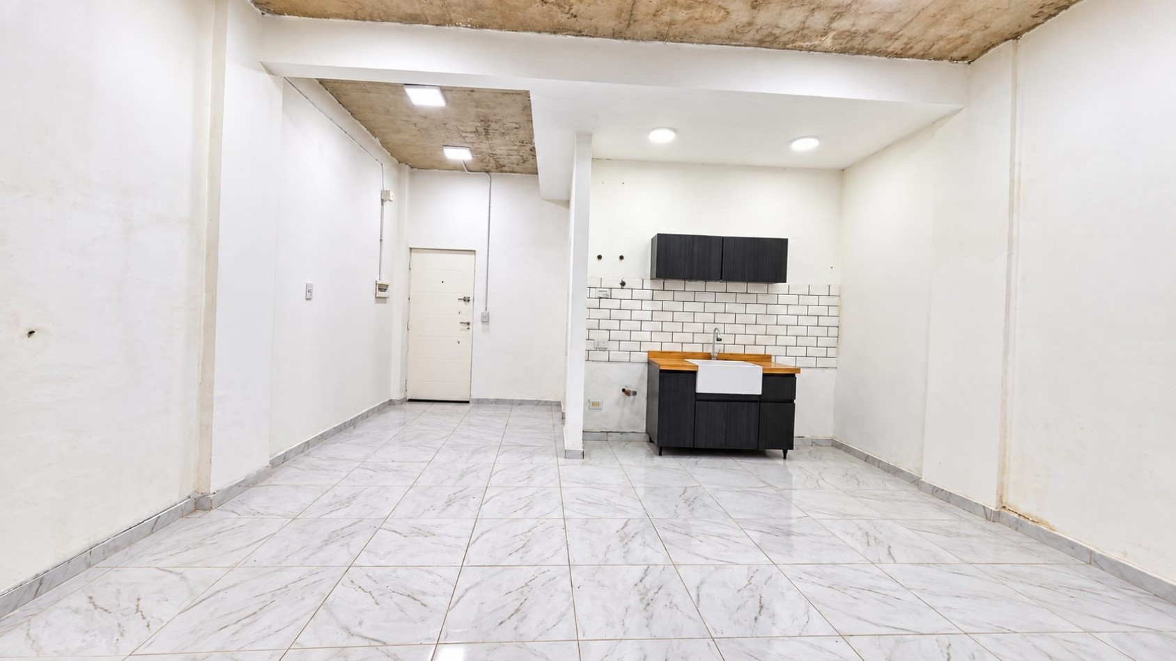 MONOAMBIENTE EN ALQUILER - PLANTA BAJA AL FRENTE - LOMAS DE ZAMORA