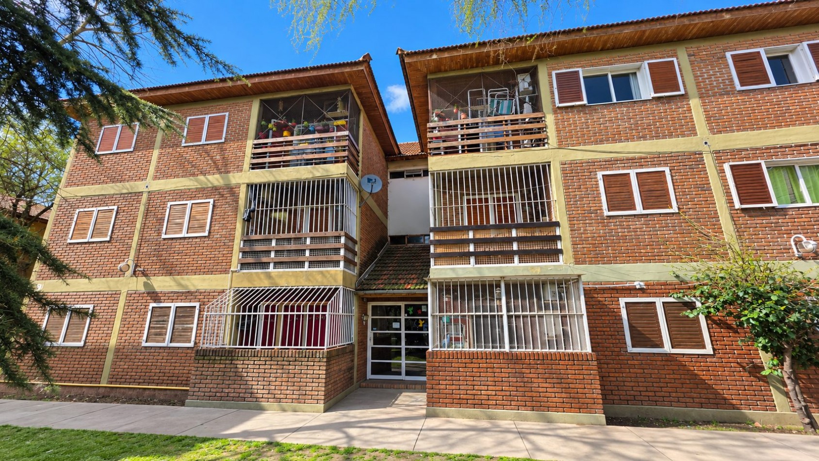 3 AMBIENTES EN LA ENTRADA AL BARRIO MUNICIPAL