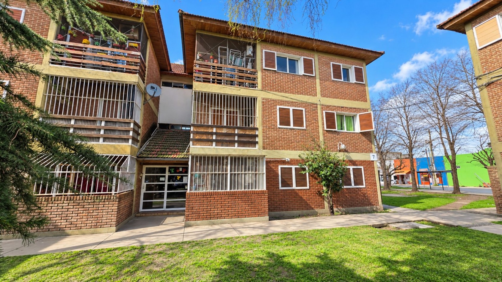 3 AMBIENTES EN LA ENTRADA AL BARRIO MUNICIPAL