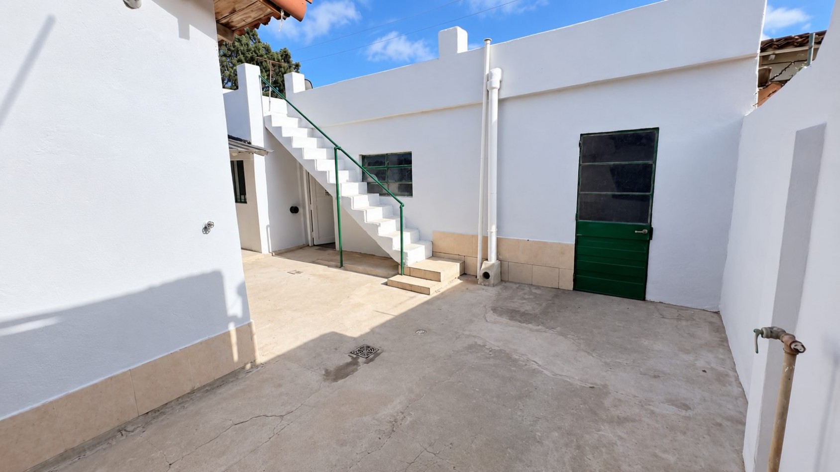 CASA EN ALQUILER - 3 DORMITORIOS + GARAGE + PATIO