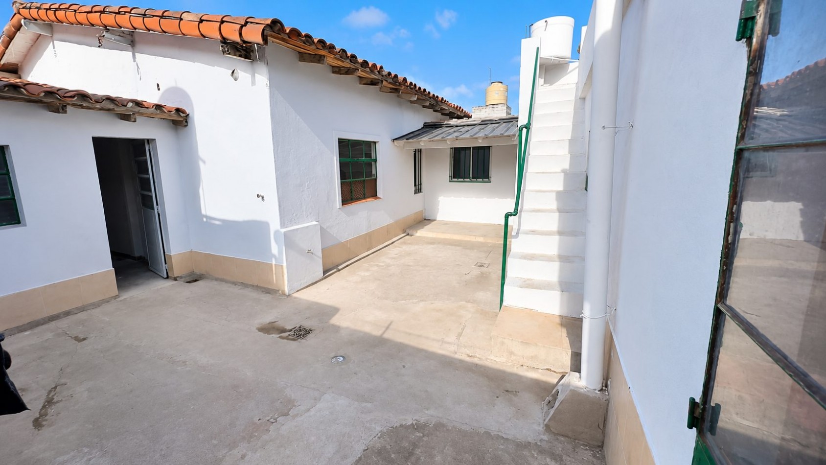CASA EN ALQUILER - 3 DORMITORIOS + GARAGE + PATIO