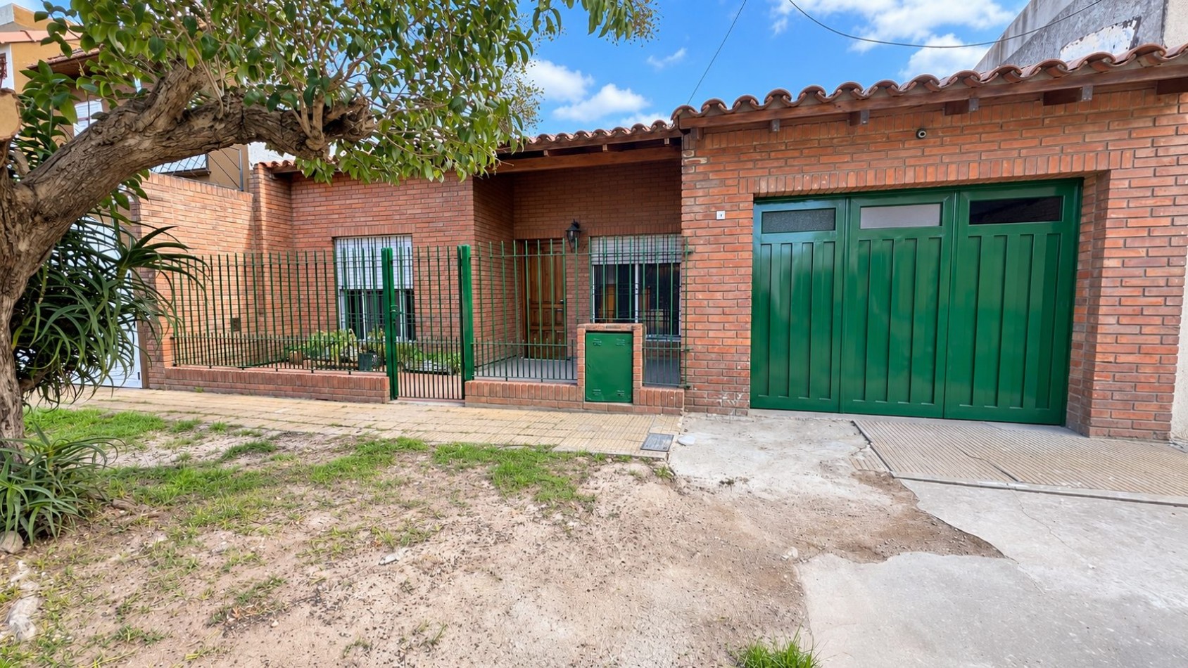 CASA EN ALQUILER - 3 DORMITORIOS + GARAGE + PATIO