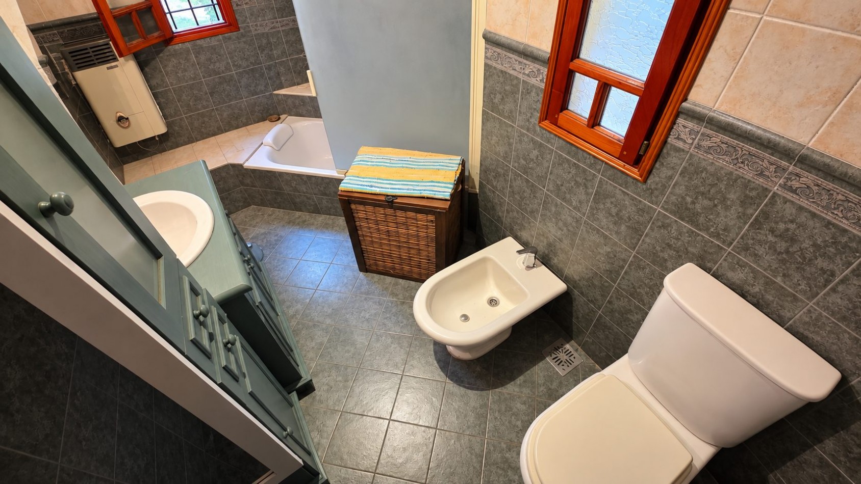 CASA + DEPARTAMENTO EN PLANTA ALTA | AMPLIO PARQUE, QUINCHO/TALLER Y ACCESOS INDEPENDIENTES