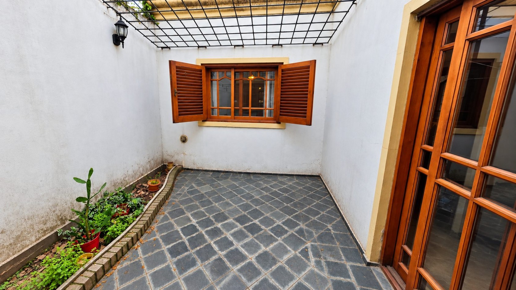 CASA + DEPARTAMENTO EN PLANTA ALTA | AMPLIO PARQUE, QUINCHO/TALLER Y ACCESOS INDEPENDIENTES