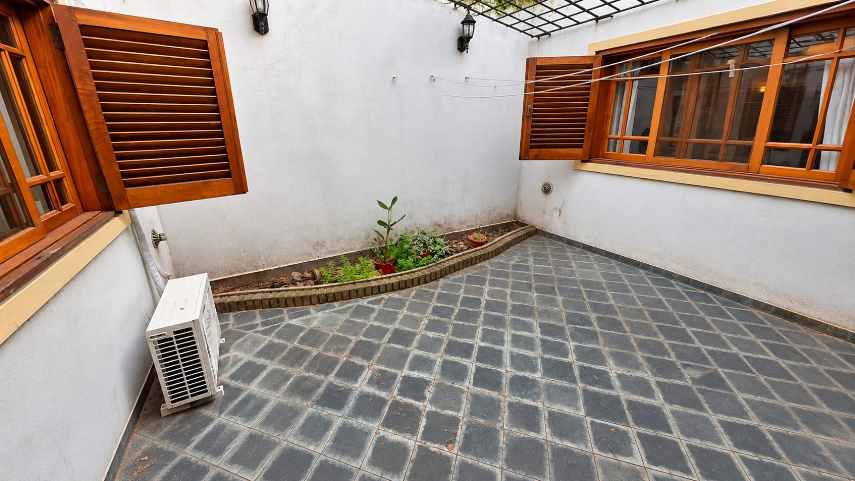 CASA + DEPARTAMENTO EN PLANTA ALTA | AMPLIO PARQUE, QUINCHO/TALLER Y ACCESOS INDEPENDIENTES