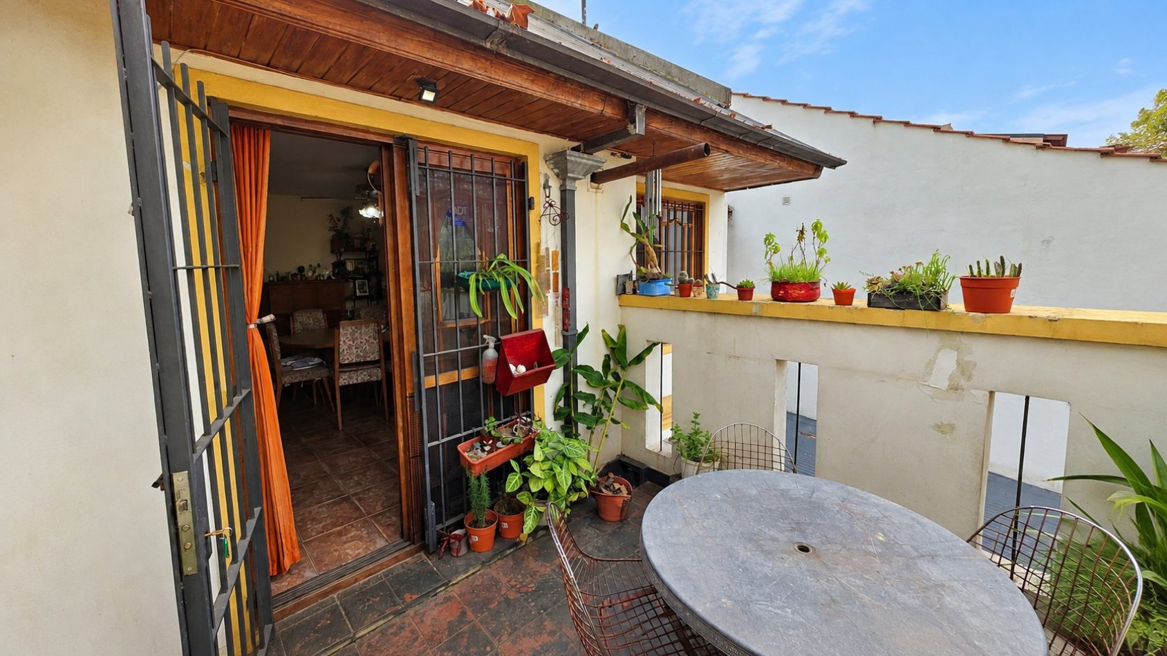 CASA + DEPARTAMENTO EN PLANTA ALTA | AMPLIO PARQUE, QUINCHO/TALLER Y ACCESOS INDEPENDIENTES