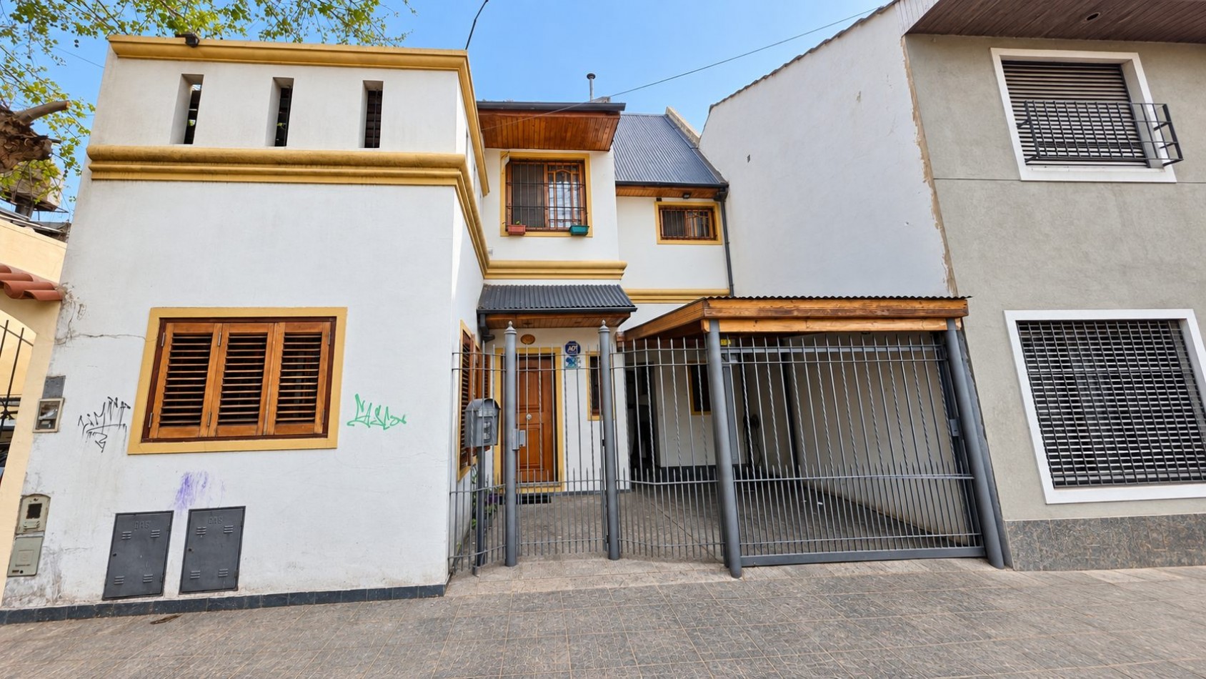 CASA + DEPARTAMENTO EN PLANTA ALTA | AMPLIO PARQUE, QUINCHO/TALLER Y ACCESOS INDEPENDIENTES