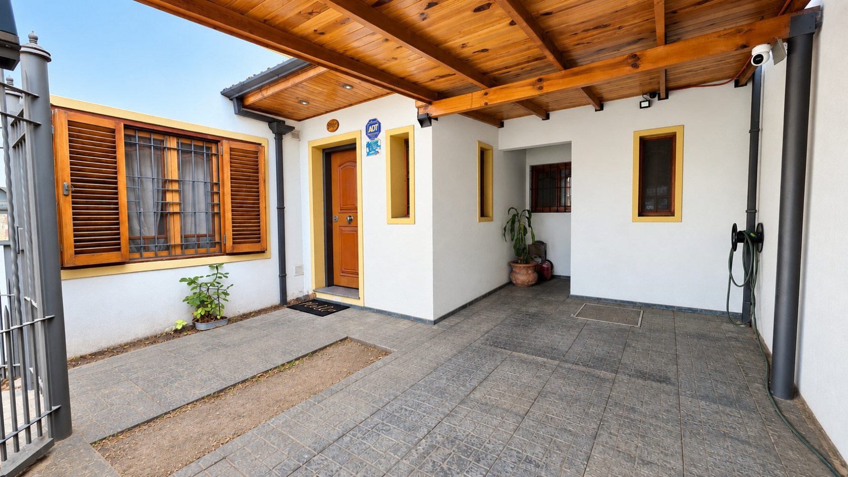 CASA + DEPARTAMENTO EN PLANTA ALTA | AMPLIO PARQUE, QUINCHO/TALLER Y ACCESOS INDEPENDIENTES