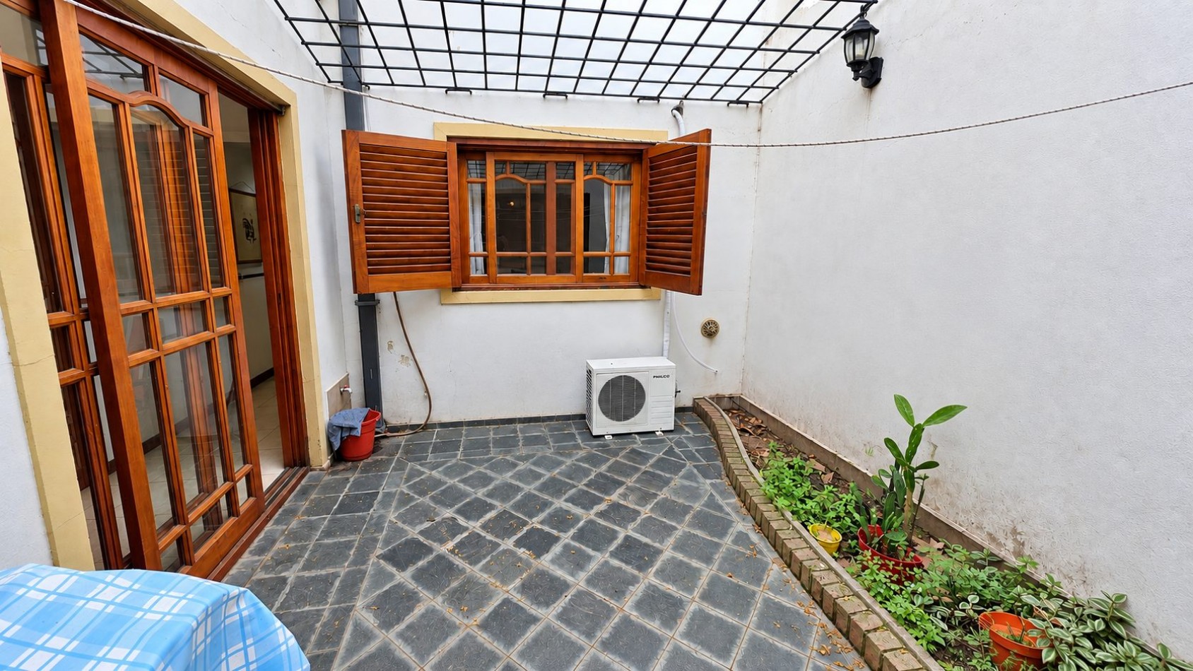 CASA + DEPARTAMENTO EN PLANTA ALTA | AMPLIO PARQUE, QUINCHO/TALLER Y ACCESOS INDEPENDIENTES