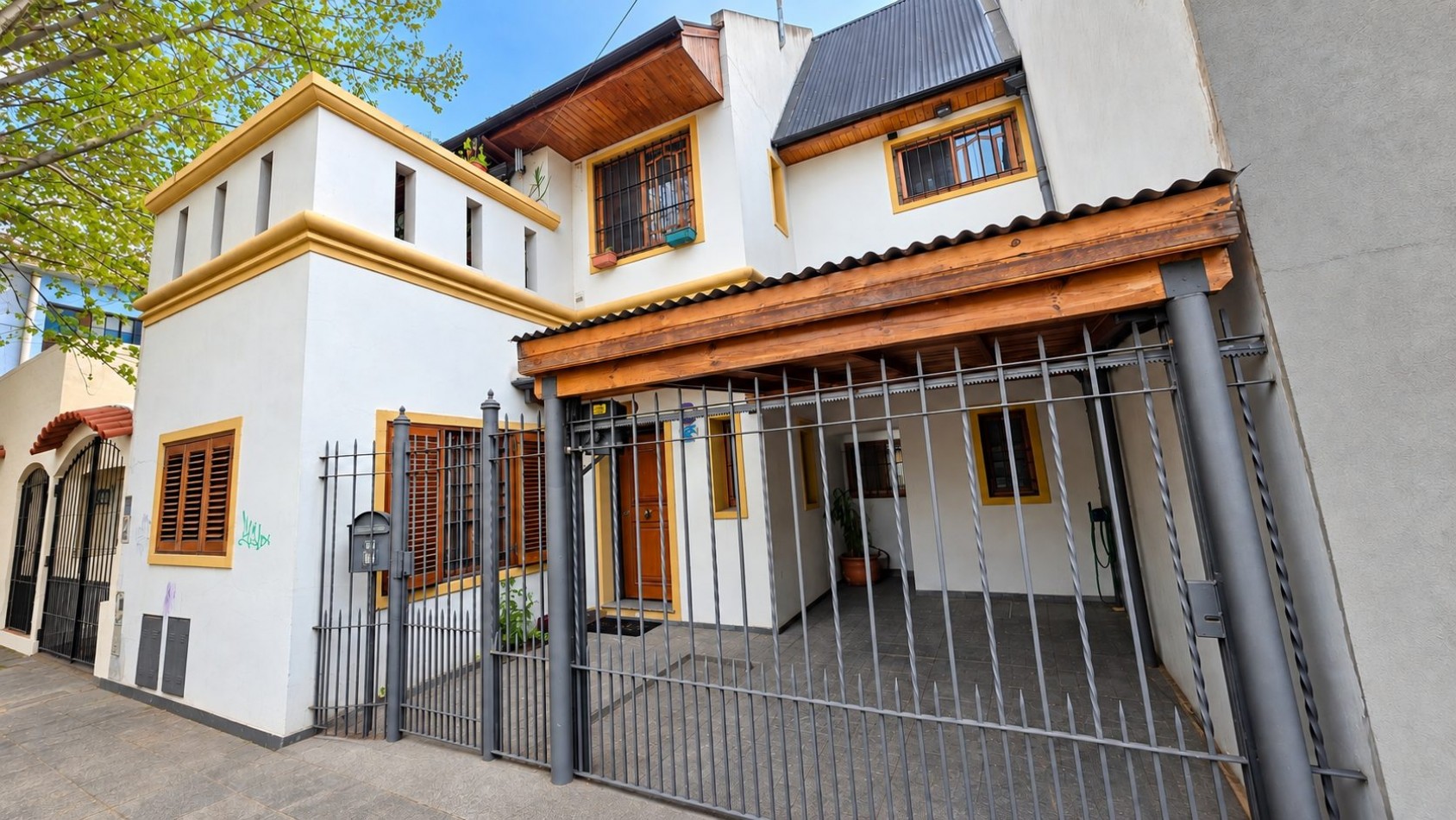 CASA + DEPARTAMENTO EN PLANTA ALTA | AMPLIO PARQUE, QUINCHO/TALLER Y ACCESOS INDEPENDIENTES