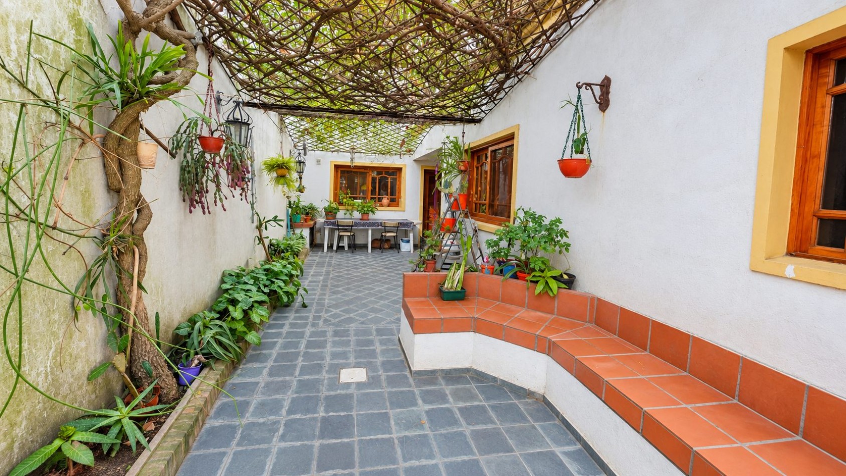 CASA + DEPARTAMENTO EN PLANTA ALTA | AMPLIO PARQUE, QUINCHO/TALLER Y ACCESOS INDEPENDIENTES