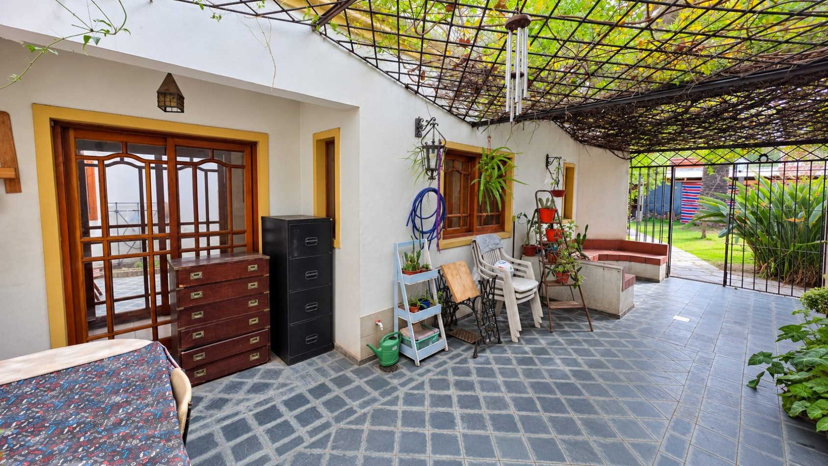 CASA + DEPARTAMENTO EN PLANTA ALTA | AMPLIO PARQUE, QUINCHO/TALLER Y ACCESOS INDEPENDIENTES