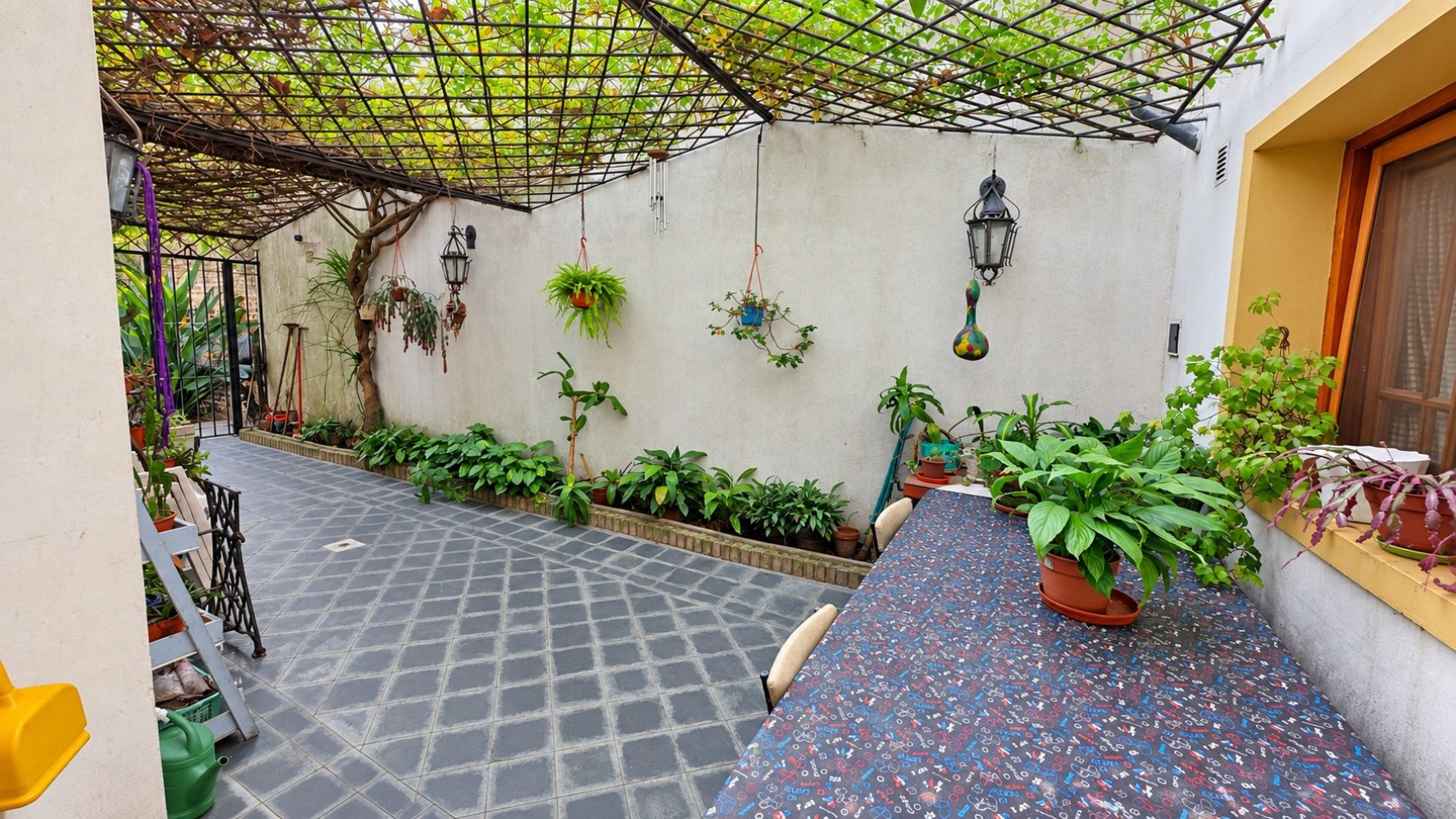 CASA + DEPARTAMENTO EN PLANTA ALTA | AMPLIO PARQUE, QUINCHO/TALLER Y ACCESOS INDEPENDIENTES