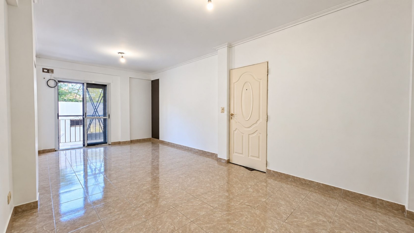 ¡ALQUILER EN LOMAS DE ZAMORA! DEPARTAMENTO DE 2 AMBIENTES CON BALCON Y COCHERA