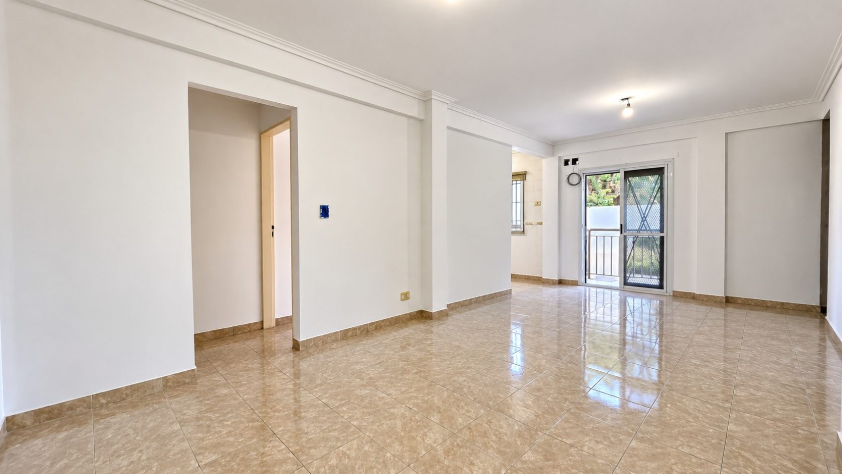 ¡ALQUILER EN LOMAS DE ZAMORA! DEPARTAMENTO DE 2 AMBIENTES CON BALCON Y COCHERA