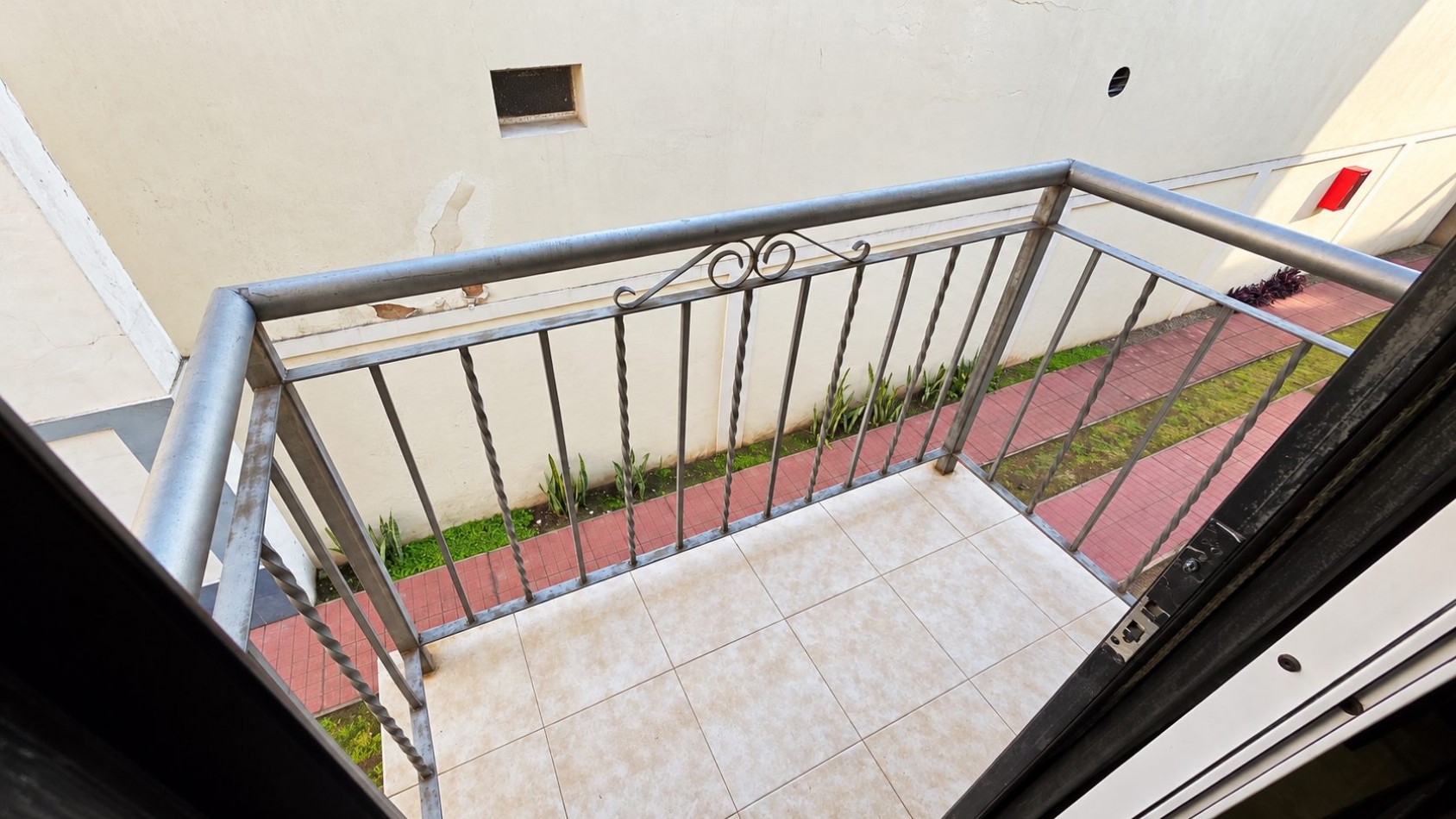 ¡ALQUILER EN LOMAS DE ZAMORA! DEPARTAMENTO DE 2 AMBIENTES CON BALCON Y COCHERA
