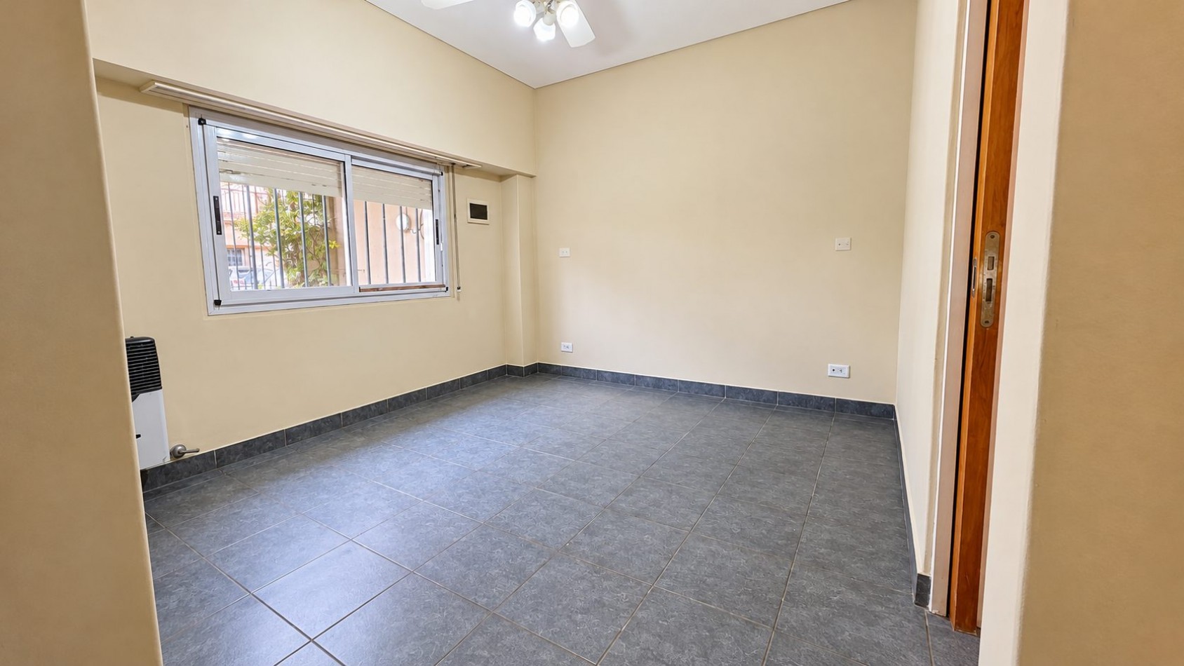 ¡AMPLIO PH DE 4 AMBIENTES CON JARDIN, SUITE Y ESPACIO VERDE EN REMEDIOS DE ESCALADA!