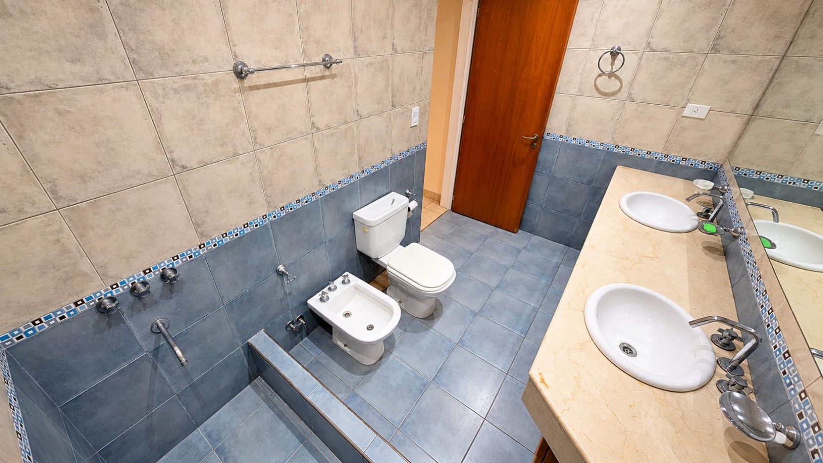 ¡AMPLIO PH DE 4 AMBIENTES CON JARDIN, SUITE Y ESPACIO VERDE EN REMEDIOS DE ESCALADA!