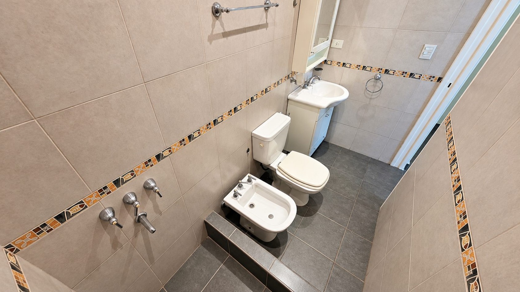 ¡AMPLIO PH DE 4 AMBIENTES CON JARDIN, SUITE Y ESPACIO VERDE EN REMEDIOS DE ESCALADA!