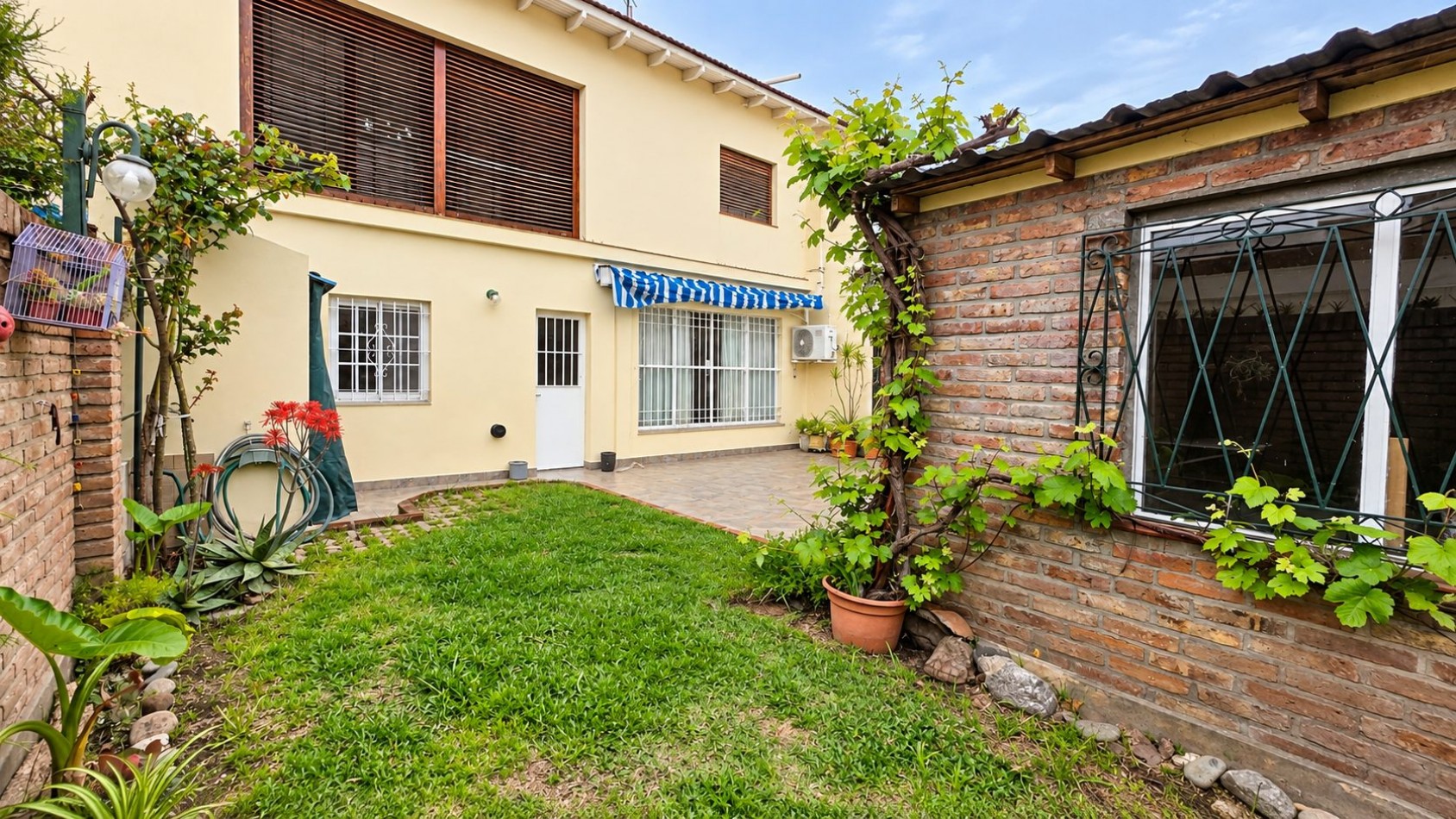 ¡AMPLIO PH DE 4 AMBIENTES CON JARDIN, SUITE Y ESPACIO VERDE EN REMEDIOS DE ESCALADA!