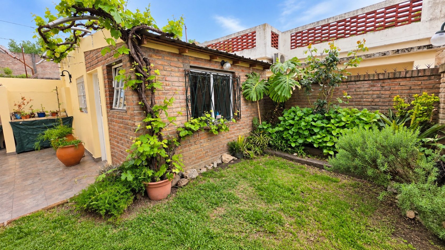 ¡AMPLIO PH DE 4 AMBIENTES CON JARDIN, SUITE Y ESPACIO VERDE EN REMEDIOS DE ESCALADA!