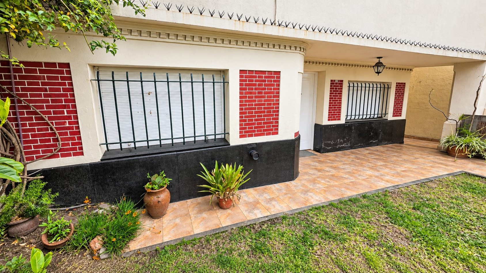¡AMPLIO PH DE 4 AMBIENTES CON JARDIN, SUITE Y ESPACIO VERDE EN REMEDIOS DE ESCALADA!