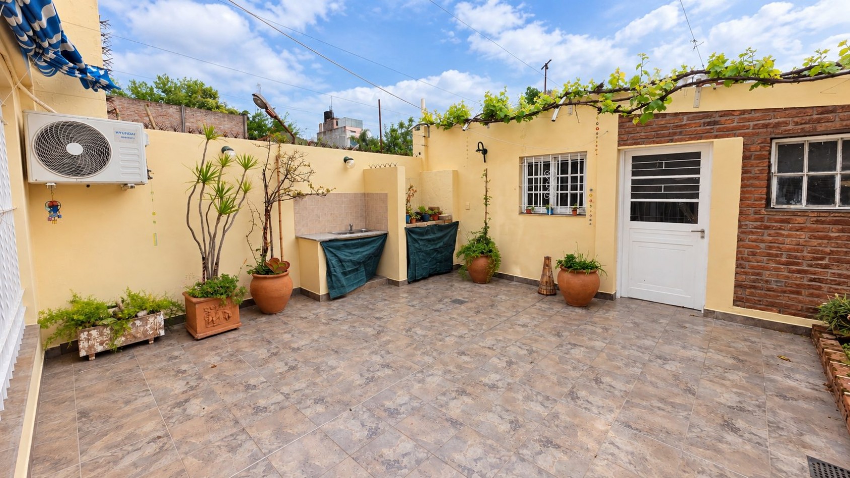 ¡AMPLIO PH DE 4 AMBIENTES CON JARDIN, SUITE Y ESPACIO VERDE EN REMEDIOS DE ESCALADA!