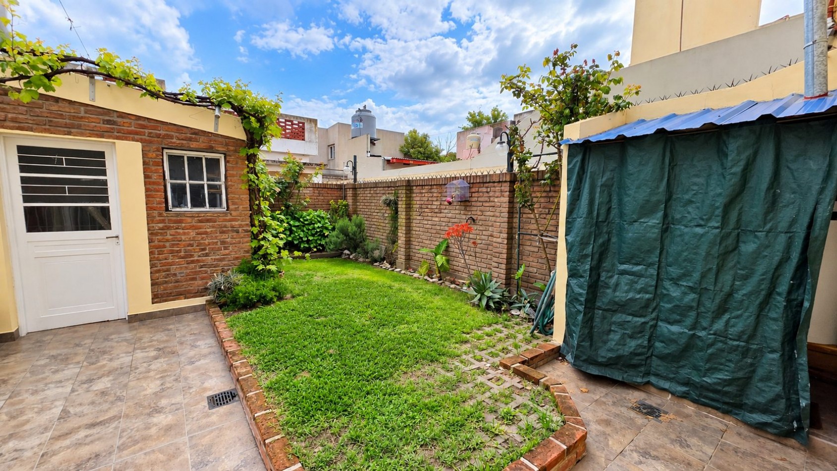 ¡AMPLIO PH DE 4 AMBIENTES CON JARDIN, SUITE Y ESPACIO VERDE EN REMEDIOS DE ESCALADA!