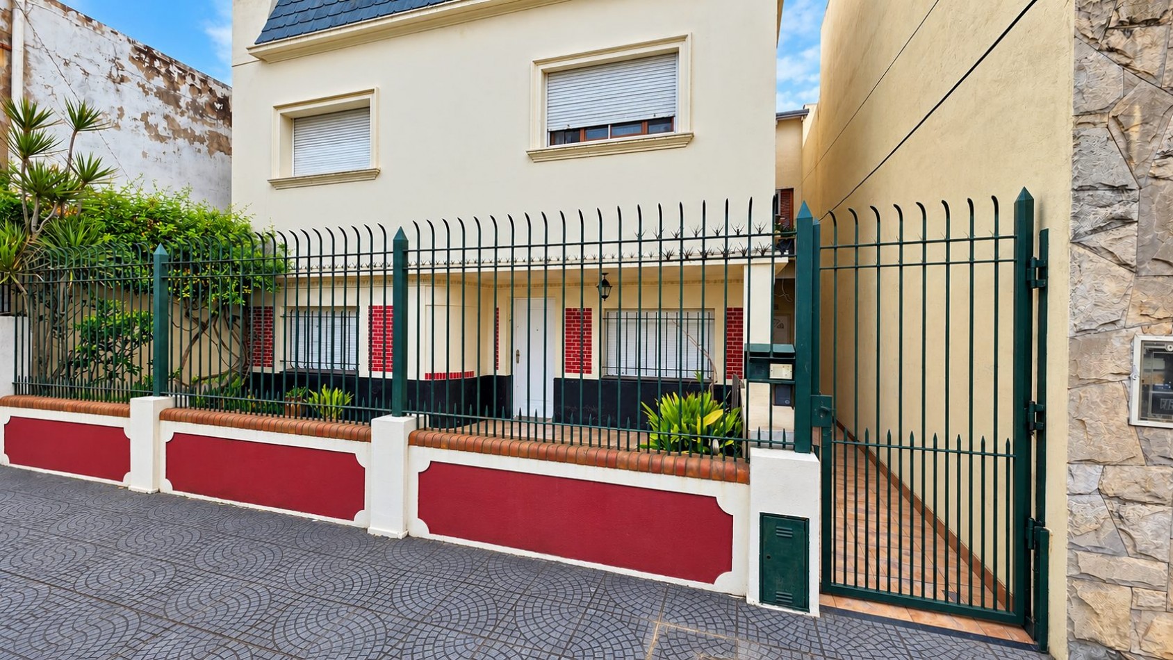 ¡AMPLIO PH DE 4 AMBIENTES CON JARDIN, SUITE Y ESPACIO VERDE EN REMEDIOS DE ESCALADA!