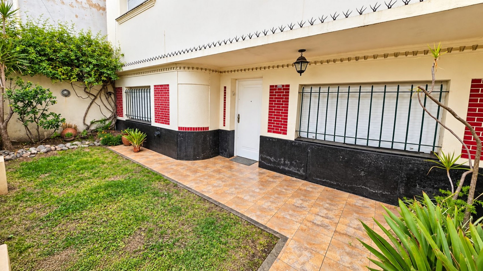 ¡AMPLIO PH DE 4 AMBIENTES CON JARDIN, SUITE Y ESPACIO VERDE EN REMEDIOS DE ESCALADA!