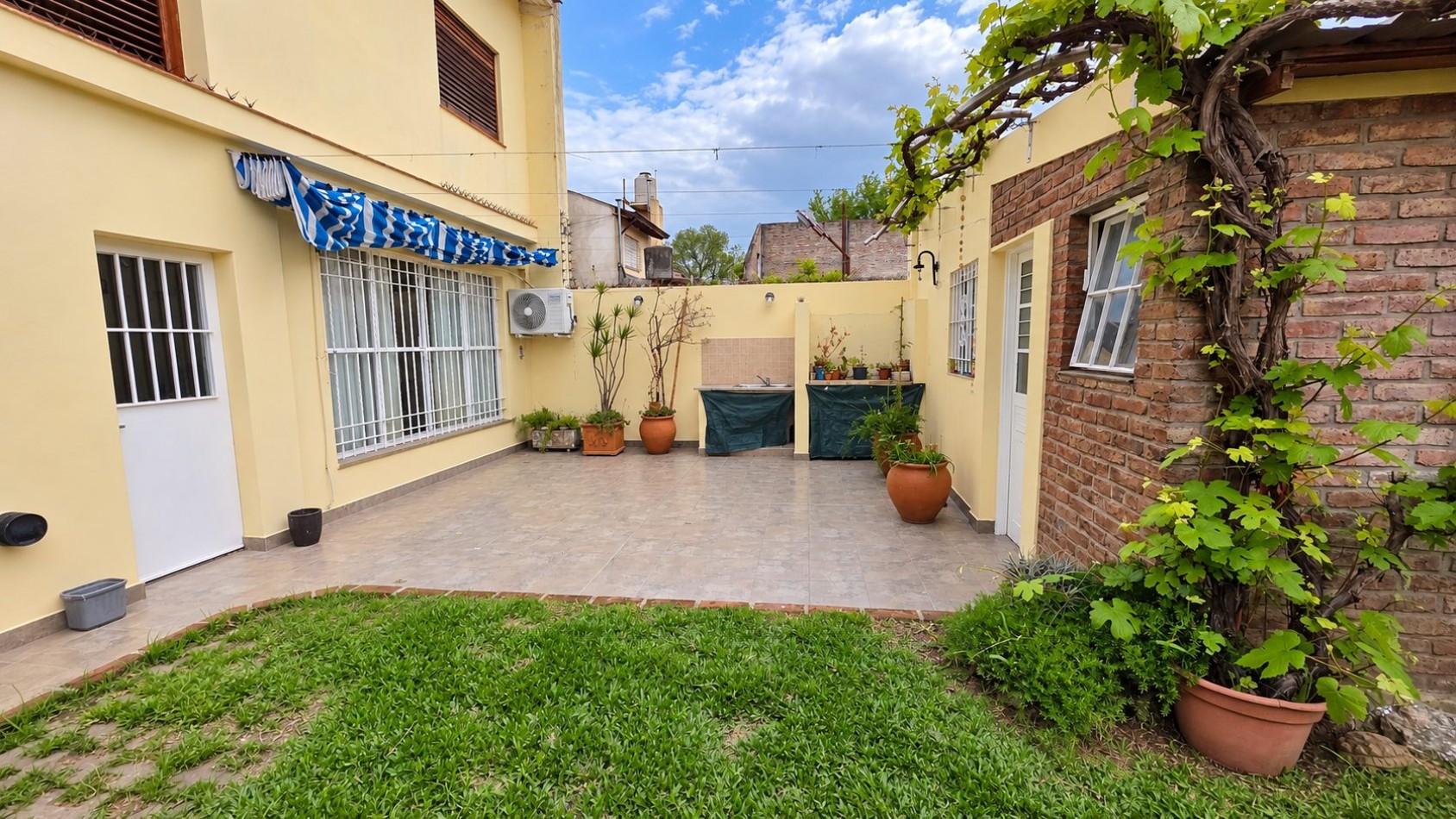 ¡AMPLIO PH DE 4 AMBIENTES CON JARDIN, SUITE Y ESPACIO VERDE EN REMEDIOS DE ESCALADA!