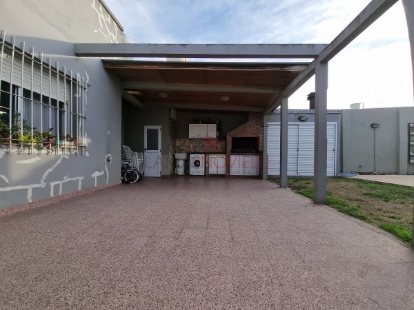 CASA CON PISCINA