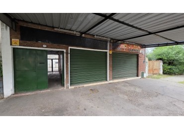 LOCAL COMERCIAL CON DOBLE VIDRIERA Y DEPOSITO