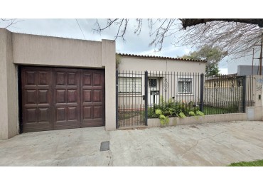 CASA CON GARAGE Y FONDO (apta credito)