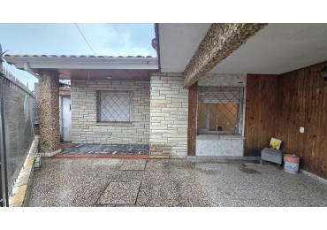 CASA 3 AMBIENTES CON PATIO