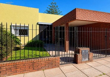 CASA 3 AMBIENTES CON COCHERA, GALERIA Y GRAN PARQUE EN VENTA - APTA CREDITO