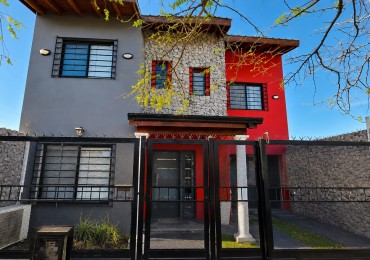 CASA 4 AMBIENTES CON COCHERA DOBLE, PILETA Y ALTILLOS EN VENTA - LONGCHAMPS