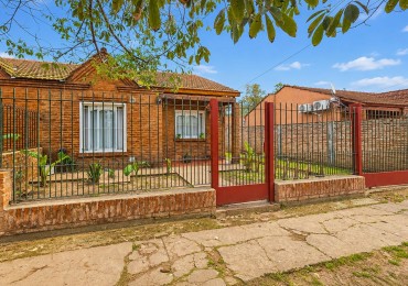 Casa 3 ambientes con amplio lote, entrada para varios autos y jardin - Malvinas Argentinas